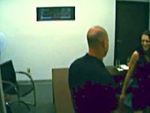 Una cámara sincera graba un trabajo oral sucio y una follada a lo perrito en la oficina