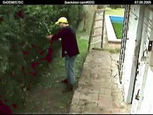 Bimbo desnuda al aire libre