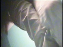 La chica está dando un rápido destello de su coño peludo en la cámara