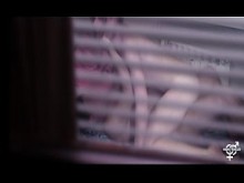 Capté cuando un extraño se folla a mi novia al otro lado de la ventana.