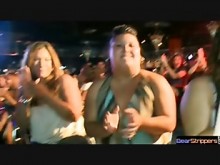 Chicas voyeur miran chupar pollas en una fiesta