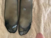 Corriéndose sobre pies de nailon...