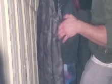 Adolescente follando en público en invierno..Viejo atrapado follando