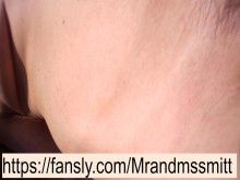 La nena caliente recibió una polla por detrás y corrió poderosamente del orgasmo. cerrar en publico