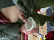 En el trabajo, meada en la taza de café de la jefa en la parte trasera del camión, la vi beber pantalones deportivos.