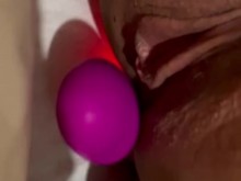 Ella tiene orgasmos múltiples mientras juega con consoladores parte 2