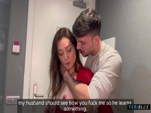 ¡¡VERDADERA PERRA CASADA INFIEL!! Su sugar mommy la llama mientras su marido está en una reunión.