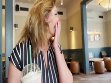 Mamada POV pública de la MILF caliente de grandes tetas Julia North dentro de la cafetería