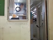 Enfermera japonesa está siendo follada perversamente en público