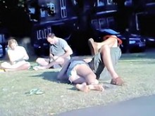 Adolescente tumbada en el parque se pone los vaqueros bajo la falda (falso) (18+)