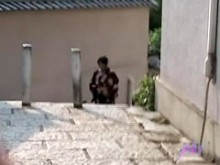 Vídeo de tiburón en público que muestra a una chica japonesa con kimono