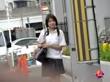 Video de tiburón público de una impresionante chica oriental en las calles