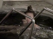 Muñeca japonesa nadando en la piscina después de una sauna caliente nri065 00