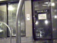 La espuma cae por los suaves cuerpos asiáticos en la ducha 3331