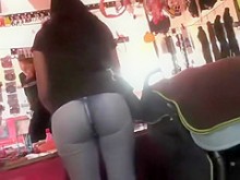 Culo redondo en pantalones vaqueros ajustados