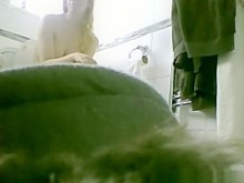 Adolescente orinando y limpiando su coño peludo (18+)