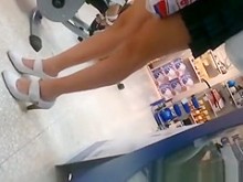 Las piernas y la falda de la madrastra caliente (falso)