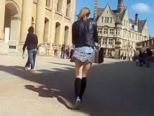 El viento levanta la falda corta de una adolescente y expone su culo (18+)