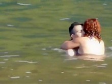 Piedras en una mujer desnuda en la playa