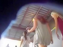 Cámara sincera filmando a dos chicas calientes mostrando sus culos desnudos sin bragas