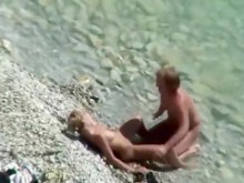 Follada rápida para el coño de la novia en la playa
