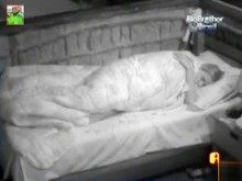 La concursante de Gran Hermanastro mueve su clítoris en silencio en la cama
