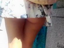 Siguiendo a una preciosidad de vestido corto por la ciudad