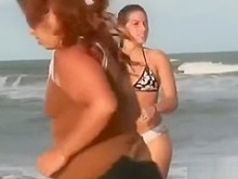 Puta mojada con dedos de camello