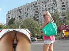 Culo perfecto de la bomba rubia en el vídeo bajo la falda (falso)