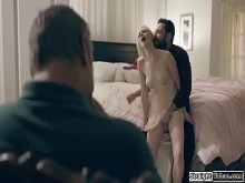 Pequeña adolescente follada duro como ve su padrastro