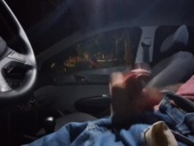 Masturbación arriesgada para una pelirroja que estaba en la parada del autobús.