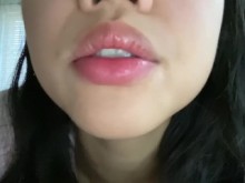 Chica problemática de 18 años suplicando que termines en su boca