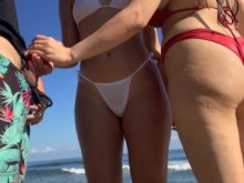 Mostrar polla en público en la playa frente a dos chicas cachondas que anhelan mi polla