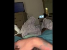 Golpeando mi carne mientras mi prima está en la habitación de al lado.