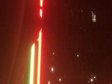 Masturbación pública en el escaparate de una tienda con semen