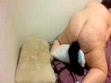 mujer grande monta almohada de pollo y se corre