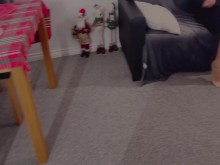 La madrastra se quedó atrapada en el sofá y tuvo que correrse dentro de ella.