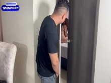 ENCUENTRO A MI ROOMIE FOLLANDO CON SU AMIGA MORENA Y ME LES UNO PARA COMERME SUS RICOS COÑOS