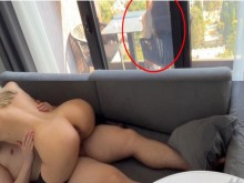 Llamé a una prostituta para mi marido y fumé en el balcón mientras follaban