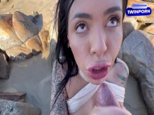 Conocí a esta putita en la playa y le pedí que echara un buen polvo, tuvimos sexo en público sin condón.