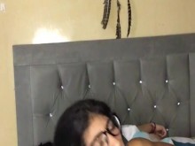 Ahijada traviesa entra al dormitorio de mis padrinos y comienza a tocar su cuerpo en lencería sexy.