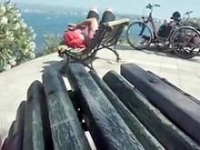 Polla dura de tamaño mediano en el video de exhibición pública