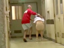 Hermosa enfermera con tiburones en manguera espiada sentada en trozos