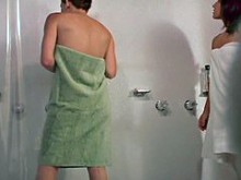 chicas tomando una ducha