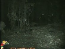 Chica flaca meando en el bosque captada por la cámara nocturna