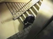 Pareja japonesa madura caliente está follando en las escaleras