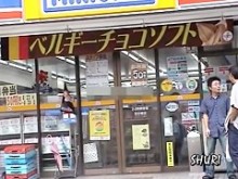 Ataque de tiburón en tienda con una chica guapa y aventurera que fue tomada por sorpresa