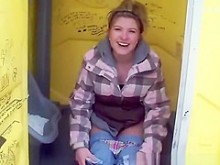 Chica recibió una broma de sus amigos meando