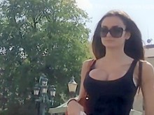 Chica delgada con gigantescas tetas falsas