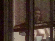 Las tetas de la vecina por la ventana del apartamento